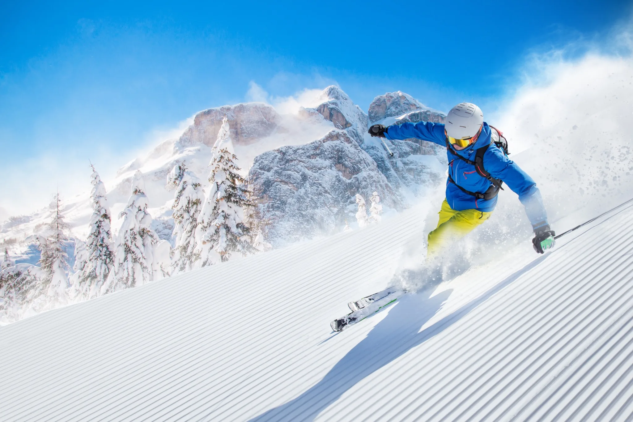 Skifahrer in einer verschneiten Berglandschaft