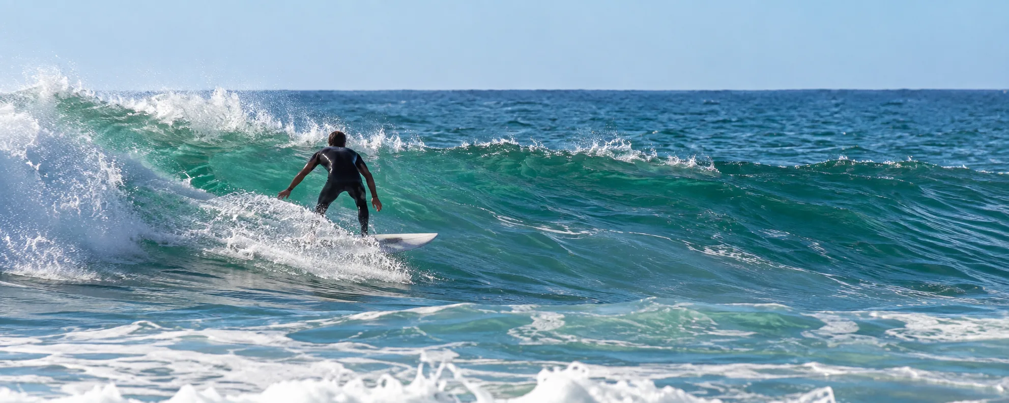 Surfer auf einer Welle bei Tageslicht