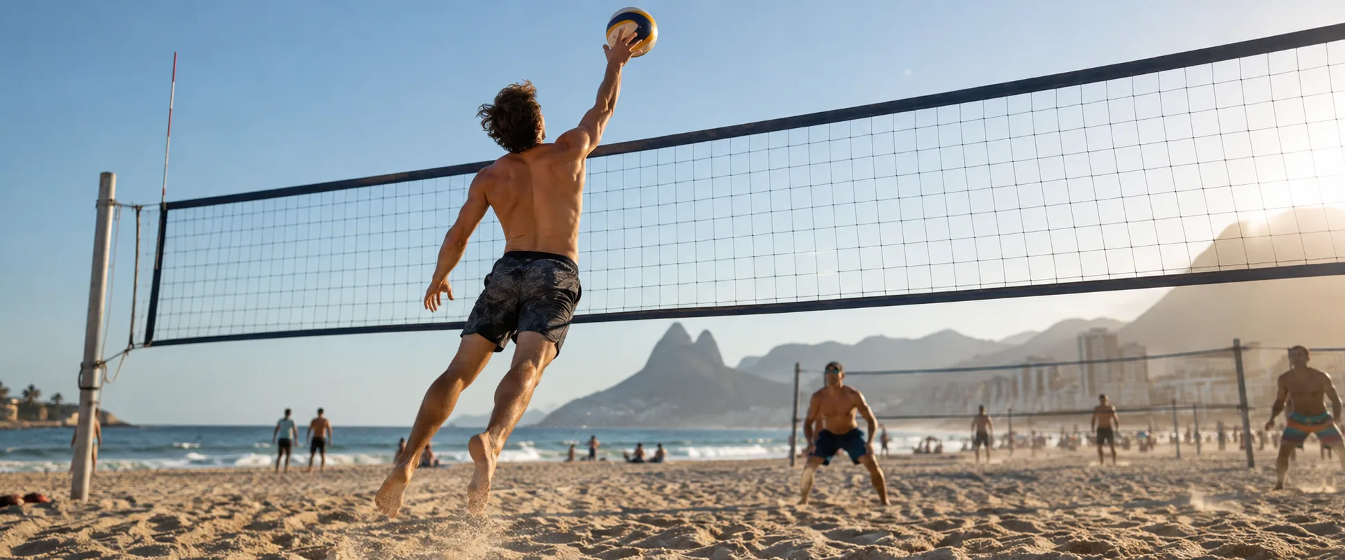 Beachvolleyballspieler beim Sprung am Netz